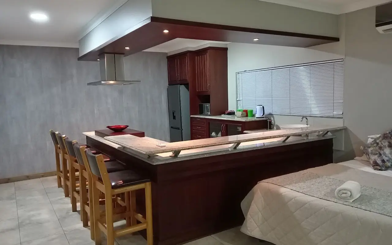 Mahogany kitchen with granite breakfast bar