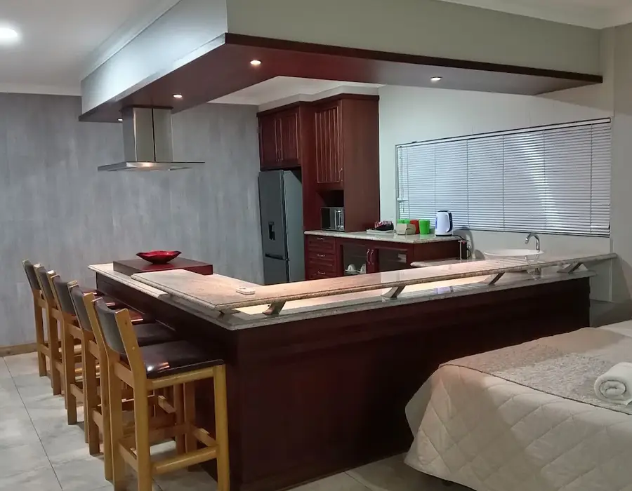 Mahogany kitchen with granite breakfast bar