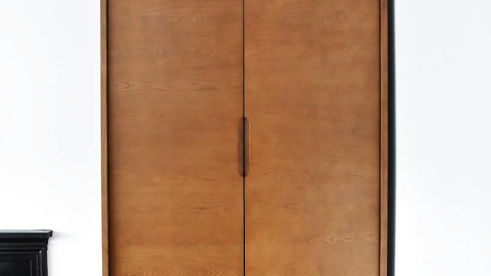 Built-in wardrobe in warm wood — placeholder until a real KING CABINET walk-in is photographed.