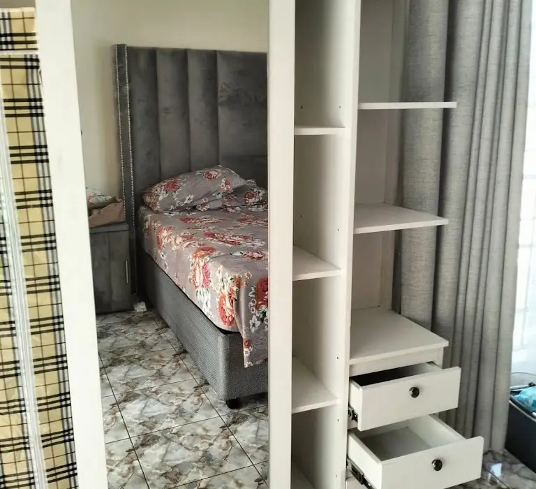 Built-in wardrobe with mirror sliding door and shelving