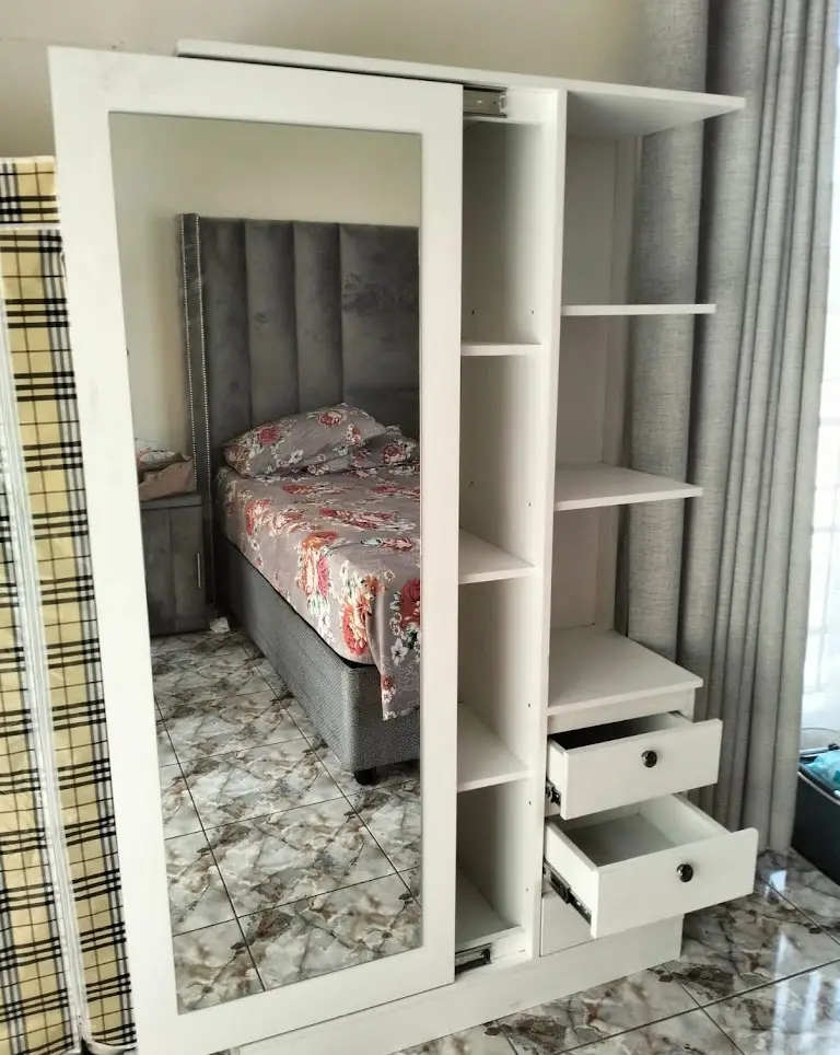 Built-in wardrobe with mirror sliding door and shelving